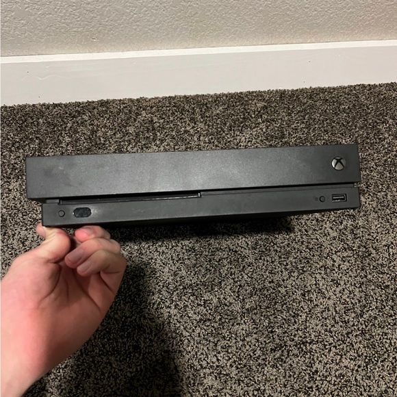 Xbox One X and brand new controller - Picture 2 of 5